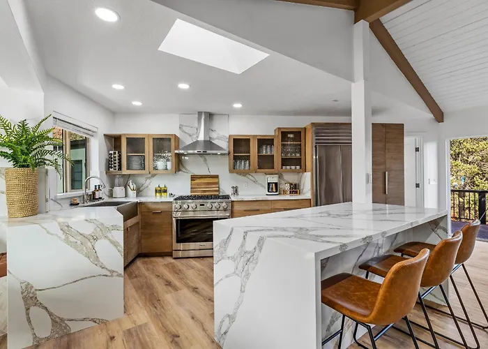 Stunning Red Rock Views | Pickleball, Pool, Hot Tub & Theater Holiday home *