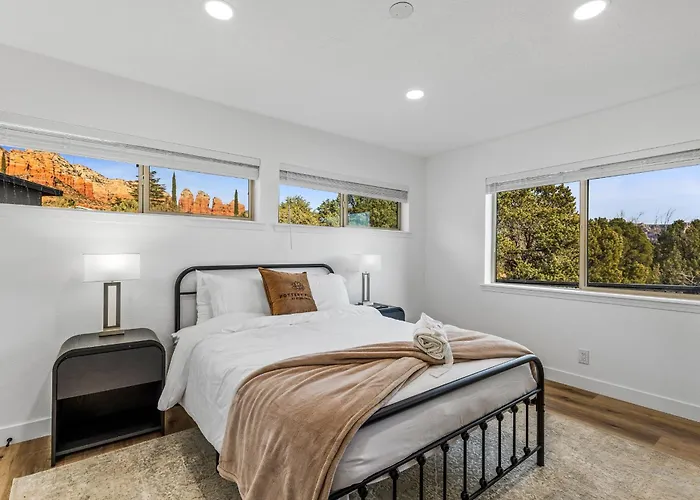 Holiday home Stunning Red Rock Views | Pickleball, Pool, Hot Tub & Theater *