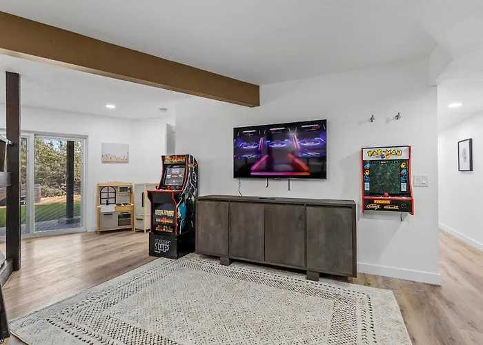 Stunning Red Rock Views | Pickleball, Pool, Hot Tub & Theater