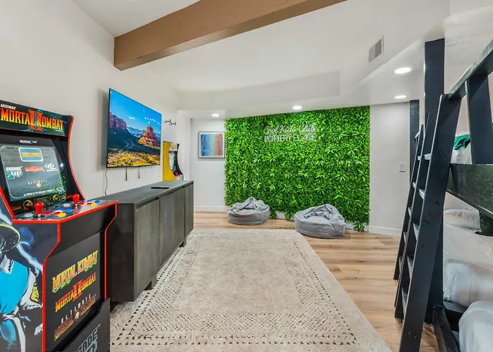 Holiday home Stunning Red Rock Views | Pickleball, Pool, Hot Tub & Theater