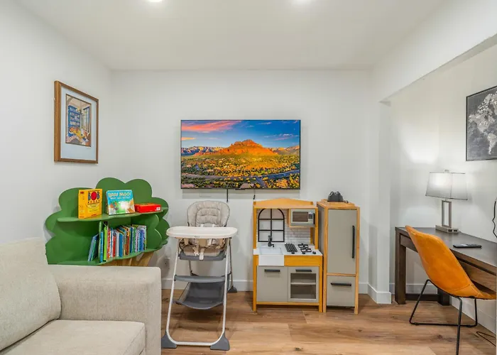 Holiday home Stunning Red Rock Views | Pickleball, Pool, Hot Tub & Theater *