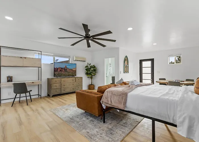 Stunning Red Rock Views | Pickleball, Pool, Hot Tub & Theater