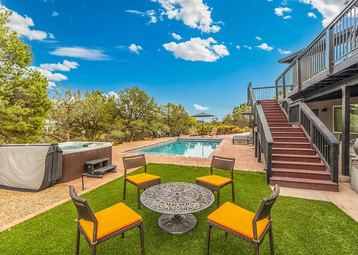 Holiday home Stunning Red Rock Views | Pickleball, Pool, Hot Tub & Theater *