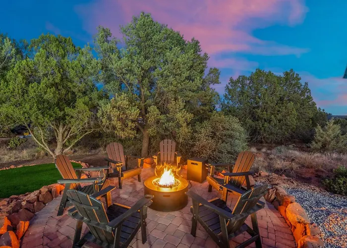 Stunning Red Rock Views | Pickleball, Pool, Hot Tub & Theater Holiday home